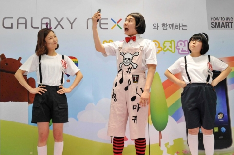 지난 9일 '아이스크림 샌드위치 팝업스토어'에서 열린 '갤럭시 넥서스와 함께하는 사마귀 유치원' 공연에서 멤버들이 열연하는 모습