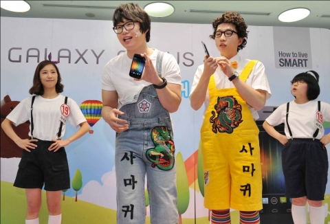 지난 9일 '아이스크림 샌드위치 팝업스토어'에서 열린 '갤럭시 넥서스와 함께하는 사마귀 유치원' 공연에서 멤버들이 열연하는 모습