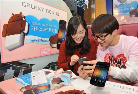 7번/8번 
9일 삼성동 코엑스 배스킨라빈스 매장을 방문한 고객들이 갤럭시 넥서스 체험존에서 제품을 사용해 보고 있는 모습