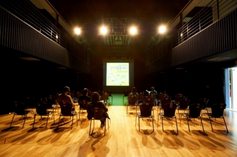 서울시는 연말을 맞아 서교예술실험센터․성북예술창작센터․문래예술공장 등 ‘서울시창작공간’에서 영화감상, 예술치료, 전시 등 다양한 송년 프로그램을 마련했다고 밝혔다.(문래씨네문)