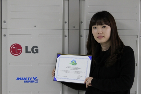 LG전자 직원이 시스템에어컨 멀티V 앞에서 '카본 프리'인증서를 설명하고 있다.