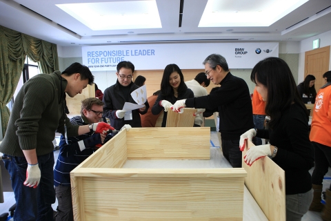 BMW 그룹 코리아(대표: 김효준)는 연말연시를 맞아 지난 8일부터 1박 2일간 강원도 용평리조트에서 임직원 나눔 봉사활동으로 전 직원이 다 함께 직접 가구를 만들고 이를 기부했다.
