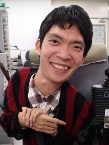 보조공학기기를 사용하고 있는 김민수 씨
