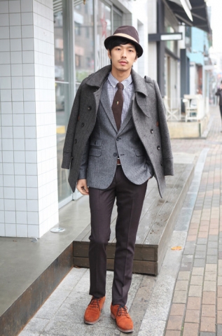 크리스마스를 준비하는 남자들의 자세