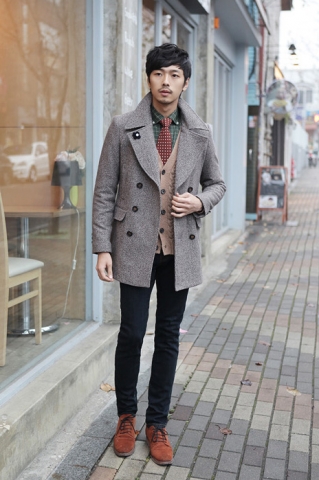 크리스마스를 준비하는 남자들의 자세