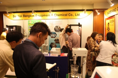 12일 동명대학교 재학생 정순채씨가 태국 현지에서 해외수출프론티어 활동을 펼치고 있는 부스 장면