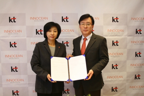 역삼동 이노션 사옥에서 KT SI부문 송정희 부사장(좌측)과 이노션 안건희 대표(우측)가 뉴미디어 기반 광고사업에 대한 제휴를 체결하고 있다.