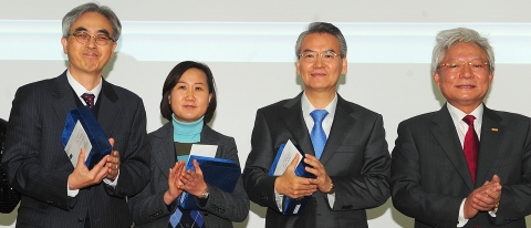 건국대는 올 한해 촬영해 공개된 강의 동영상 가운데 교내외 심사 평가에서 가장 높은 점수를 받은 교수 3명을 올해 처음 ‘강의동영상 베스트 티처’로 선정해 시상했다. 사진 왼쪽부터