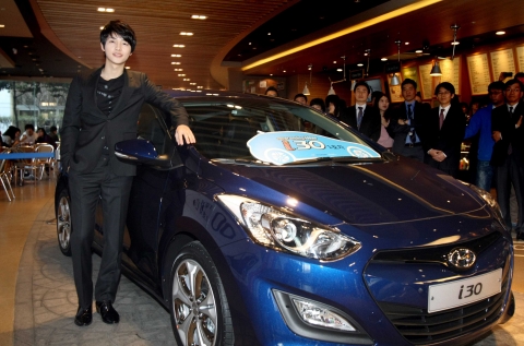 현대차는 13일(화), 여의도 지점에서 현대차 김충호 사장을 비롯한 회사 관계자들과 배우 송중기씨가 참석한 가운데 i30 1호차 전달 행사를 가졌다. 
i30 1호차의 주인공인 배
