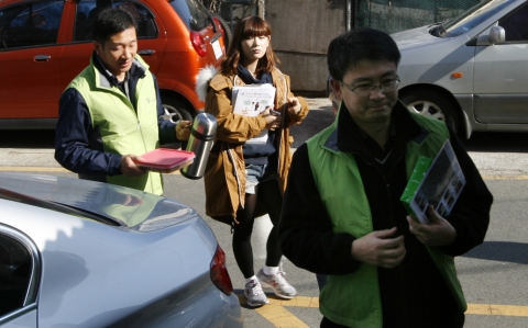 동명대학교의 사랑의 국, 반찬 독거 어르신 전달 봉사장면1