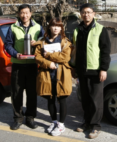 동명대학교의 사랑의 국, 반찬 독거 어르신 전달 봉사장면2