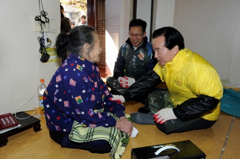 강운태 광주시장, 광주FC와 함께 사랑의 연탄배달