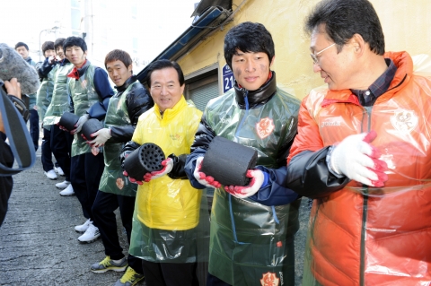강운태 광주시장, 광주FC와 함께 사랑의 연탄배달