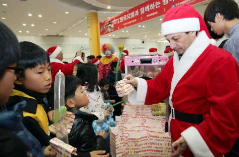 한국지엠이 지역아동센터 및 다문화가정 어린이들을 초청, '미리 크리스마스' 파티를 갖고 즐겁고 행복한 시간을 보냈다. 13일, 부평본사 홍보관에서 한국지엠 마이크