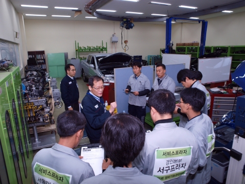 쌍용자동차는 14일 대전 정비 연수원에서 전국 최고의 정비기술자를 가리는 제5회 정비기술 경진대회를 개최했다. 대회 시작 전 감독관으로부터 평가 과정에 대한 설명을 듣고 있는 참가자들.