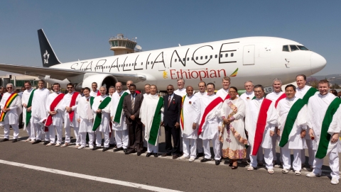 13일 에티오피아 아디스아바바(Addis Ababa) 국제공항에서 열린 에티오피아항공의 스타얼라이언스 가입행사에서 스타얼라이언스 회원사 사장단이 에데오피아항공의 가입을 축하하는 의미로 에티오피아 전통의상을 입고 기념촬영을 하고 있다.