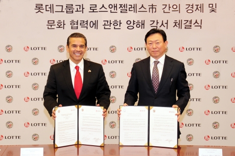 롯데는 14일 오전, 소공동 롯데빌딩에서 LA시와 『경제 및 문화협력을 위한 양해각서(MOU)』를 체결했다. 체결식에는 신동빈 롯데그룹 회장(사진 오른쪽)과 안토니오 비야라이고사(Antonio Villaraigosa, 사진 왼쪽) LA시장이 참석했다.