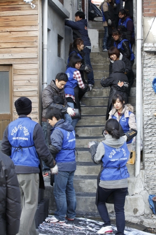 함께하는 사랑밭, 연탄 나눔행사 후원…한류스타 장근석도 참여