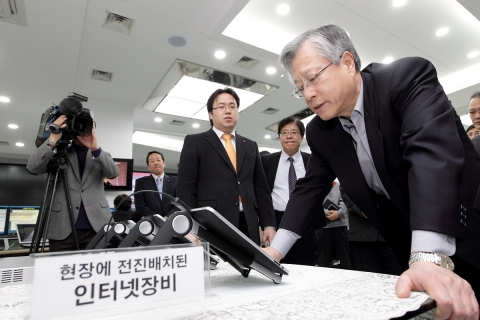 KT 이석채 회장이 14일 오픈한 유무선 통합관제센터에서 아이패드로 시연용 IT장비의 상태를 확인하고 있다.