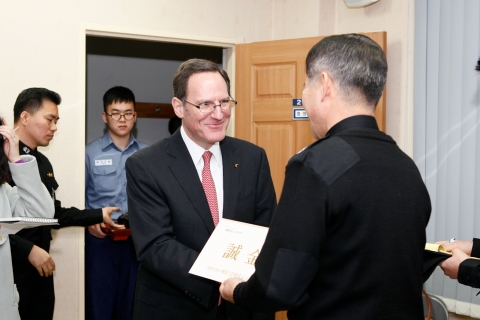 래리 클레인 외환은행장이 해군 제2함대 사령부를 방문하여 국토방위를 위해 힘쓰고 있는 장병들을 위로하고 이기식(소장) 제2함대 사령관에게 성금을 전달하고 기념촬영을 하고 있다.