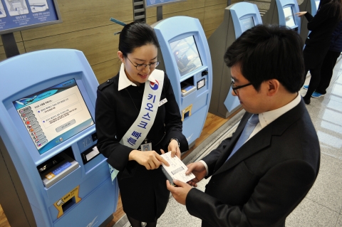 대한항공은 오는 12월 15일부터 미국으로 여행하는 한국인 미국비자면제프로그램 (VISA WAIVER PROGRAM)승객 대상으로 인천공항에서 키오스크 (KIOSK: 무인탑승수속기) 체크인 서비스를 확대 적용한다.