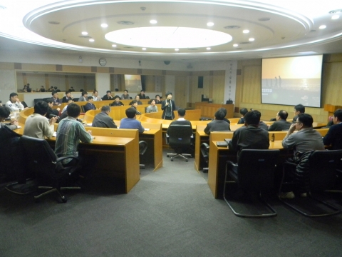 LG전자 직원들을 대상으로 강의하고 있는 강은미 대표