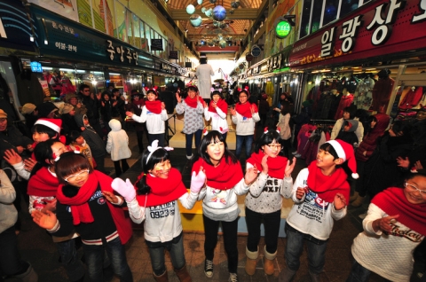 지난 해, 춘천 낭만시장이 크리스마스를 맞아 진행한 이벤트 공연에 어린이들이 직접 참여하여 노래부르며 즐거운 표정을 짓고 있다.