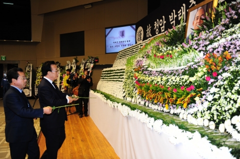 김관용 경북도지사, 박태준 포스코 명예회장 조문