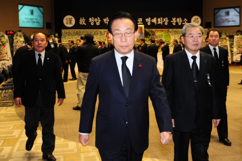 김관용 경북도지사, 박태준 포스코 명예회장 조문