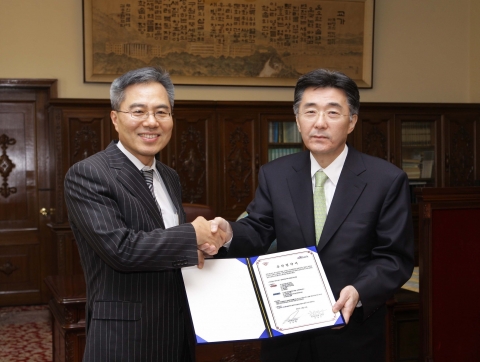 한국씨티은행과 경희대학교는 12월 15일 오후3시 경희대학교 본관2층 중앙회의실에서 ‘제 6기 씨티-경희대학교 NGO 인턴십 프로그램’ 협약식을 개최하였다. 하영구 한국씨티은행장(좌측)과 조인원 경희대학교 총장(우측)이 협약식 후 기념촬영을 하고 있다.