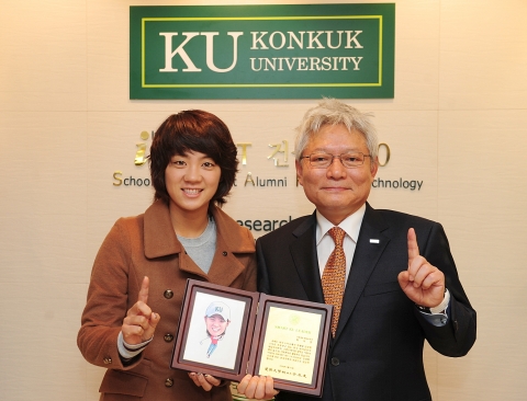 16일 오전 서울 광진구 능동로 건국대 행정관 총장실에서 열린 ‘스마트(SMART) KU 리더(LEADER)선정식’에서 수상자로 선정된 최나연(왼쪽)이 김진규 총장(오른쪽)과 함께