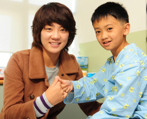 최나연 선수는 이날 오후 건국대병원에서 최나연 선수의 어린이 환자돕기 기금으로 심장 수술을 받게 된 필리핀 심장병 어린이 환자 3명을 위로하고 이들 어린이 환자들을 위한 마술쇼도 