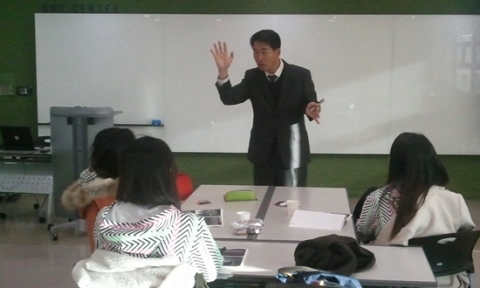 해병대전략캠프 이희선 원장이 고려대 취업준비생에게 취업 캠프 특강을 하고 있다.