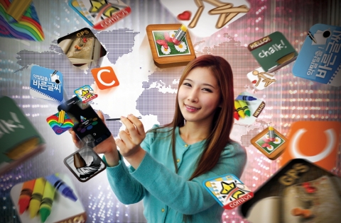 갤록시 노트를 선보이는 모델컷(킬러앱을 백그라운드로 사용)