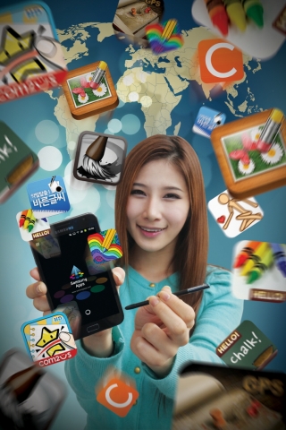 갤록시 노트를 선보이는 모델컷(킬러앱을 백그라운드로 사용)