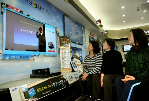 지난 16일 목동 삼성전자 디지털프라자에서 실시한 'How to Study SMART - 삼성 스마트TV로 만나는 영상통화 진학 컨설팅'에 참가한 학부모들이 입시