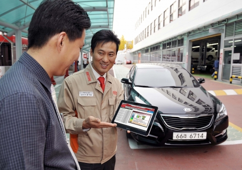 사진은 기아차 수원서비스센터에서 서비스 어드바이저가 태블릿 PC를 가지고 고객에게 정비 안내를 해주고 있는 모습.