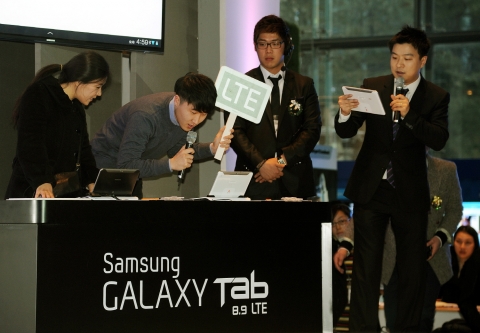 퀴즈 배틀에 참여한 고객들의 모습