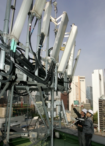 LG유플러스(부회장 이상철 / www.lguplus.com)가 연말연시를 대비해 통신망 사전 점검 및 증설에 나서고 있다. 사진은 LG유플러스 네트워크 직원들이 신년 타종행사 등이