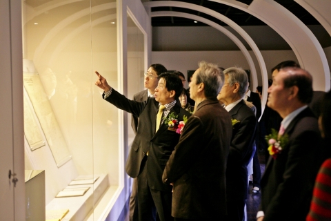 우정박물관 재개관 자료에 대해 설명하고 있는 정용준지식경제공무원교육원장