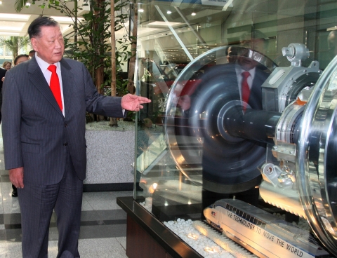 정몽구 현대자동차그룹 회장은 최근 현대로템의 업무보고를 받는 자리에서“고속전철의 품질을 조기에 현대차처럼 세계적 수준으로 높이라”고 주문했다. 정몽구 회장이 양재동 사옥에 전시된 