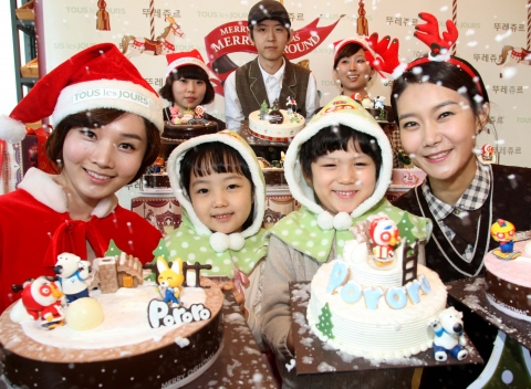 뚜레쥬르가 19일, 서울 중구 퇴계로5가에 위치한 CJ제일제당센터점에서 2011년도 크리스마스 케이크의 대표 제품인 캐릭터 케이크 <뽀로로 케이크>와 <회전목마 케