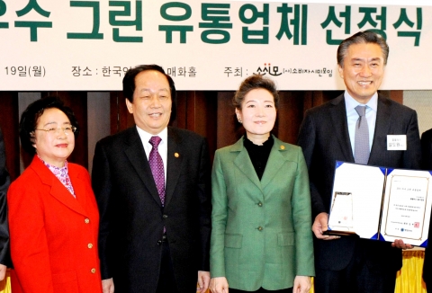 19일 한국언론진흥재단에서 소비자시민모임 주최로 개최된 ‘우수 그린유통업체’ 선정식에서 홈플러스 설도원 부사장(오른쪽 첫번째)이 (오른쪽 두번째부터 왼쪽으로) 환경부 유영숙 장관, 농림수산식품부 서규용 장관, 소시모 김재옥 회장으로부터 상패를 수여 받고 있다.