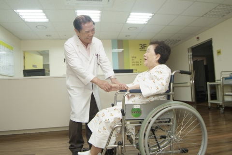 가속화된 고령화…재활요양병원 현명한 선택 기준