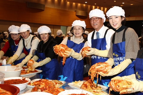 정지선 현대백화점그룹 회장(오른쪽 두번째)과 (사)사랑의 달팽이 김민자 회장(오른쪽 세번째)이 19일 현대백화점 목동점에서 공부방 어린이들을 위해 김장을 담그고 있다.