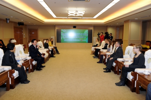 강운태 시장은 19일 오후 2시 광주시를 방문한 러시아국립사회대학생의 예방을 받았다.