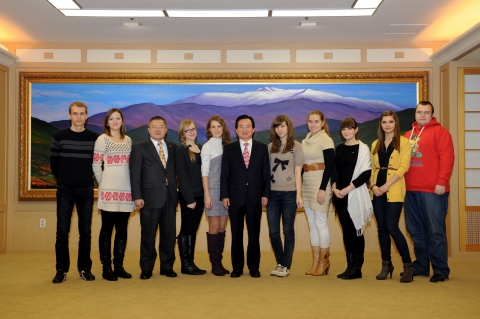 강운태 시장은 19일 오후 2시 광주시를 방문한 러시아국립사회대학생의 예방을 받았다.