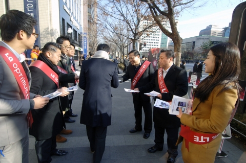 12월 19일 여의도역에서 LG전자 사원협의체(주니어보드)와 경영지원부문장 이영하 사장(우측열 세번째), 배상호 LG전자 노조위원장(우측열 가운데)이 시민들에게 옵티머스 LTE 화