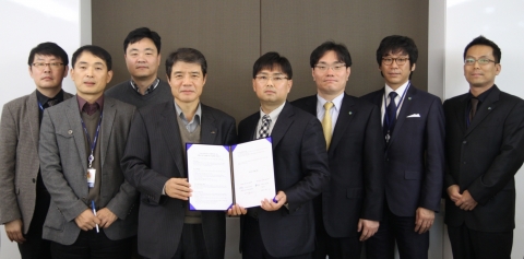 지난 15일 더존비즈온(대표 김용우)과 포스코ICT(대표 허남석)가 대·중소기업 상생을 위한 사업 제휴식을 가진 가운데, 더존뉴턴스 김용찬 대표(사진 중앙 우측)와 포스코ICT 최