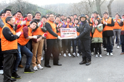 대한생명은 19일(月) 오후, 인천 남구 학익동에서 신입사원들이 자발적으로 모은 기금으로 기증한 연탄을 소외계층에 전달하는 ‘사랑의 연탄 나눔’ 봉사활동을 펼쳤다. 대한생명 이율국
